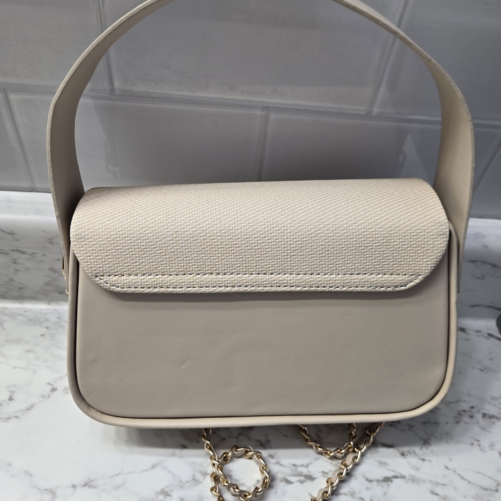 Elegant Cream Shoulder Bag with Gold Chain - Picture 2 of 6